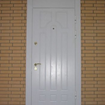 18 Входная дверь в дом + нестандарт по высоте + белая