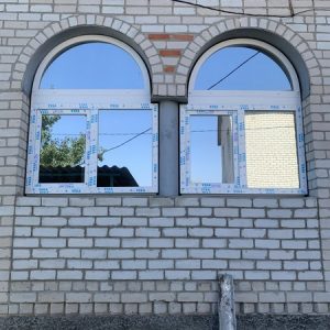 5 Металлопластиковые арочные окна в коттедже