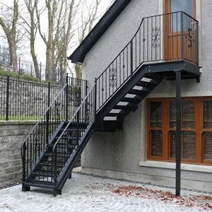 10 Металлическая лестница на второй этаж дома