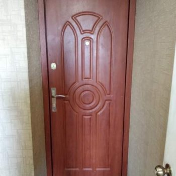 41 Входная дверь в квартиру коричневая