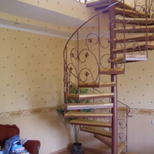 4 Металлическая лестница винтовая на второй этаж дома
