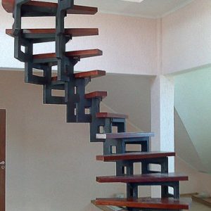 5 Металлическая лестница винтовая в частном доме