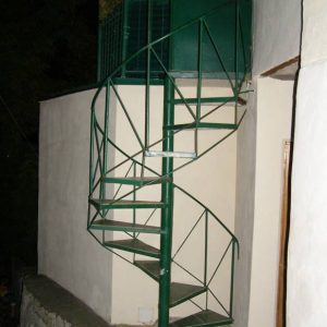 6 Металлическая лестница винтовая зеленая