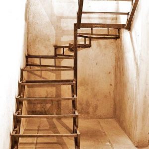 7 Металлическая лестница в кладовку